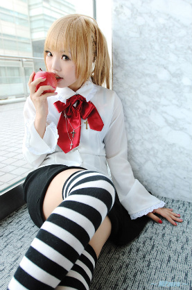 Misa_eats_apple