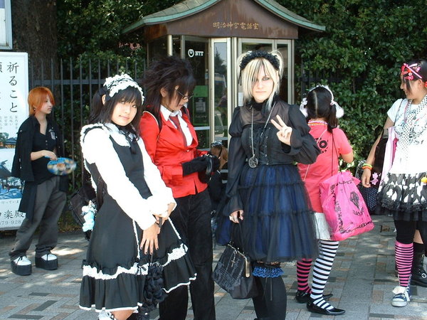 Cosplay_Bridge_in_Harajuku_by_LolitaJrocker