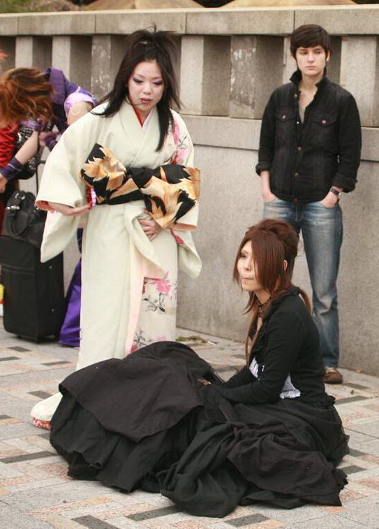 White_Kimono_black_Dress