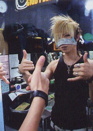 Reita_thumbs_up_dude_