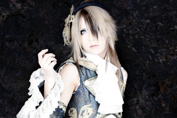 Teru_Versailles_tiny